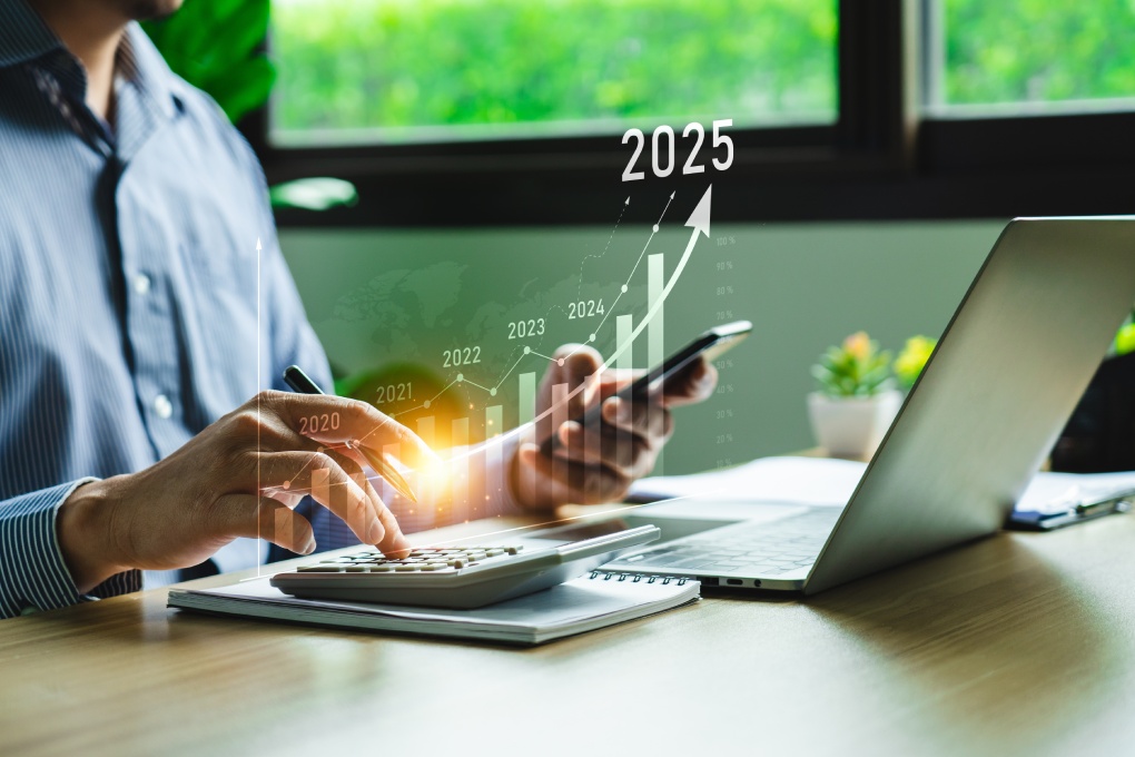 business goals trends 2025. analytical businessperson planning business growth 2025, strategy digital marketing, profit income, economy, stock market trends and business, technical analysis strategy